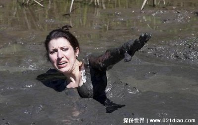 ​沼泽会把人吸到哪去，吸到地下去(附带正确的沼泽自救方法)