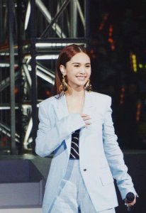 ​杨丞琳北京举办演唱会，与王心凌合体唱哭粉丝，当场亲吻粉丝尖叫