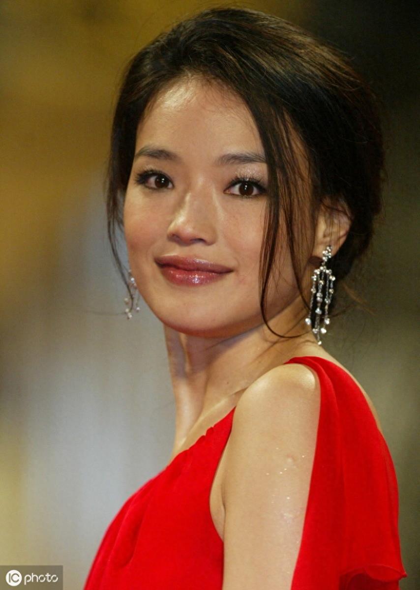 女神舒淇摔倒登热搜，网友大喊心疼，并没人质疑假摔