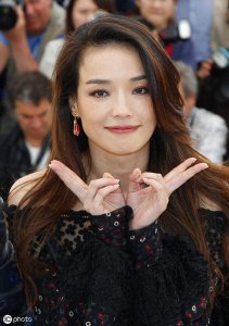 ​女神舒淇摔倒登热搜，网友大喊心疼，并没人质疑假摔