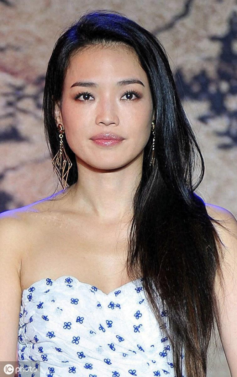 女神舒淇摔倒登热搜，网友大喊心疼，并没人质疑假摔