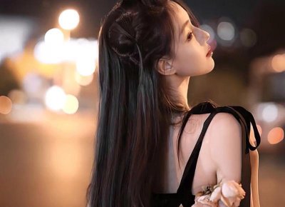 ​母亲逛商场的时候看到女儿和一男子相拥，上前警告：回家再收拾你