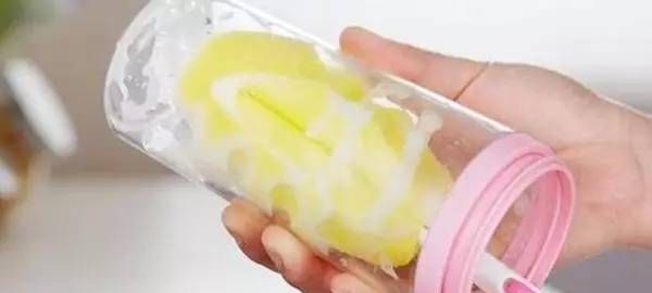 奶瓶中有水渍可以装母乳吗,奶瓶中有水渍可以装母乳