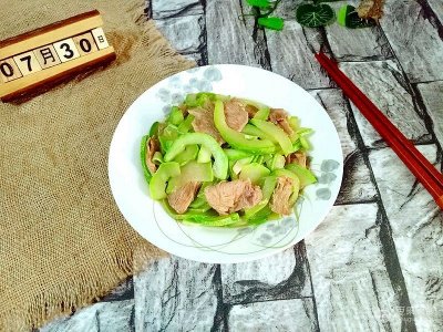 ​西葫芦炒肉的做法家常（西葫芦炒肉片的家常做法）