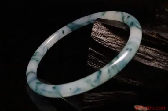 玉手镯戴哪个手上