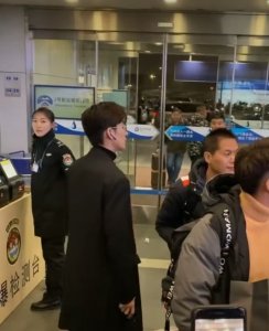 ​有人说张翰在机场瞅郑爽网友：张翰成熟了，郑爽还依旧