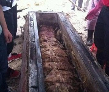 ​1980年，开棺后发现女尸胸前有一小袋，通往阴间的“路引”有用吗