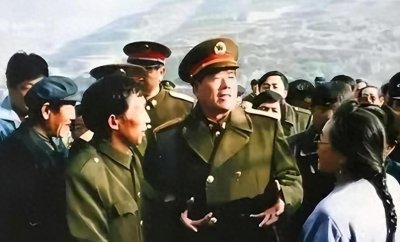 ​1986年傅全有视察墨脱边防营，300多名解放军战士，无一人穿军装