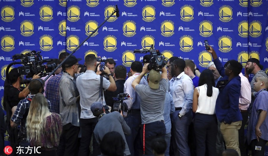 考辛斯正式亮相勇士 麦考为其让出0号战袍