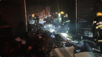 ​江西九江：快递运输车高速上起火 消防员紧急处置