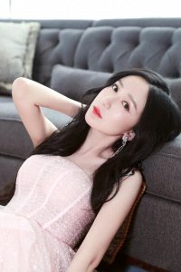 ​娄艺潇：31岁了，粉色裙子光着脚丫，坐沙发上仍似小公主