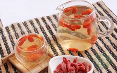 ​枸杞泡水喝的正确方法（枸杞泡水喝的正确方法？枸杞一天吃多少粒最好）