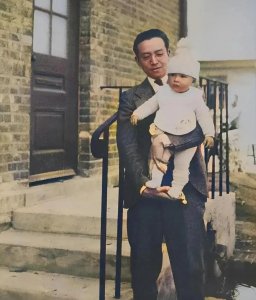 ​1930年，梁思成抱着女儿梁再冰，一脸宠溺，林徽因拍下了这张照片