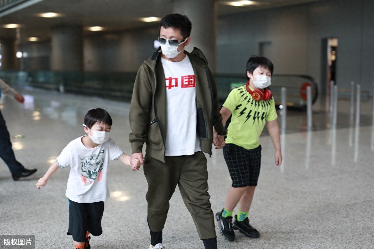 邹市明携两个大胖儿子现身机场，轩轩身高都快赶上爸爸了