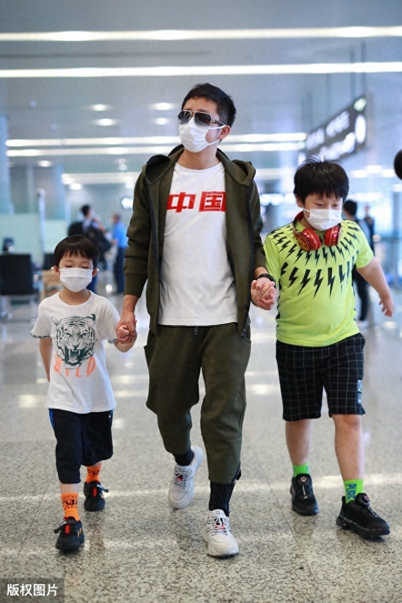 邹市明携两个大胖儿子现身机场，轩轩身高都快赶上爸爸了
