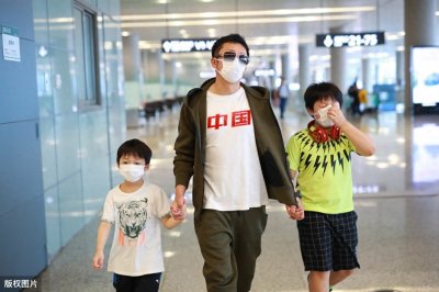 ​邹市明携两个大胖儿子现身机场，轩轩身高都快赶上爸爸了