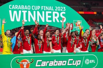 ​联赛杯捧杯 曼联获六年第一冠