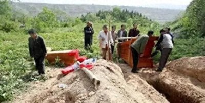 ​2015年吉林女子抛下父母自杀，20天后父亲不顾劝阻强行给女