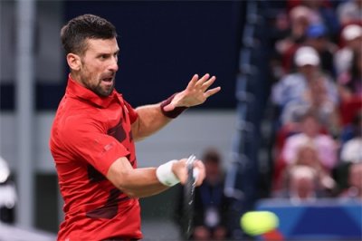 ​德约科维奇一身红衣，用拼音写下“我爱你，中国”