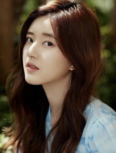 ​26岁赵露思效仿肖战？不解约协商收益分成，10倍违约金有几个亿！