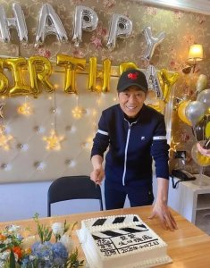 ​张艺谋喜迎72岁大寿！穿国产运动装老当益壮，儿子送好成绩做寿礼