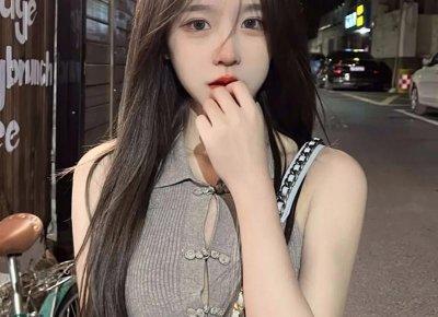 ​男友温柔地抚摸小兔子