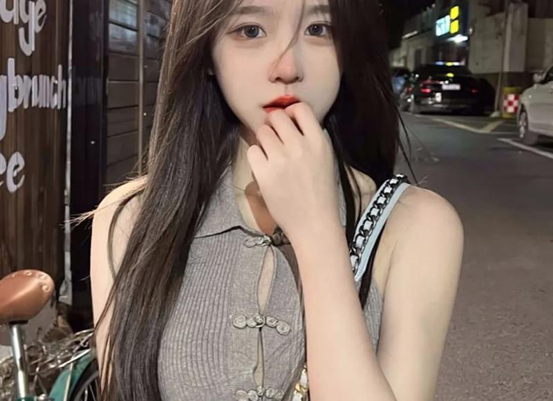 男友温柔地抚摸小兔子