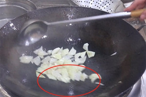 教你咖喱鸡家常做法,咖喱香浓鸡块鲜嫩,好吃超下饭