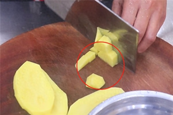 教你咖喱鸡家常做法,咖喱香浓鸡块鲜嫩,好吃超下饭