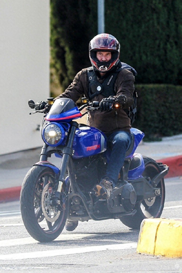 基努·里维斯新街拍，骑着一辆帅气的蓝色机车，演绎机车大叔