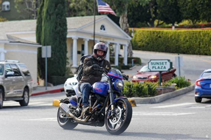 基努·里维斯新街拍，骑着一辆帅气的蓝色机车，演绎机车大叔