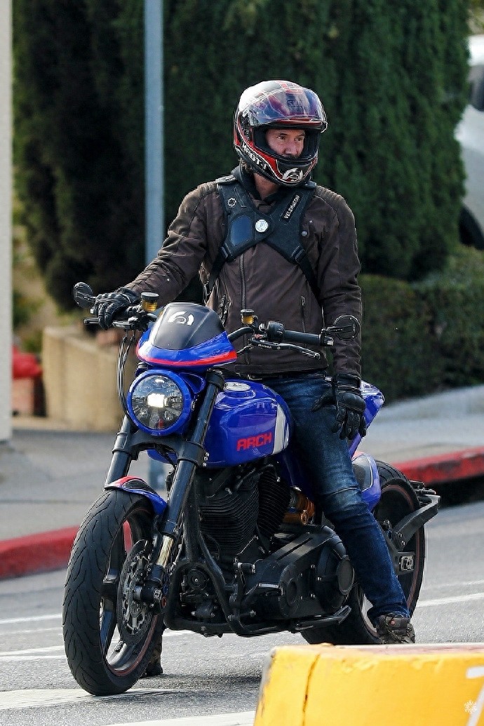 基努·里维斯新街拍，骑着一辆帅气的蓝色机车，演绎机车大叔