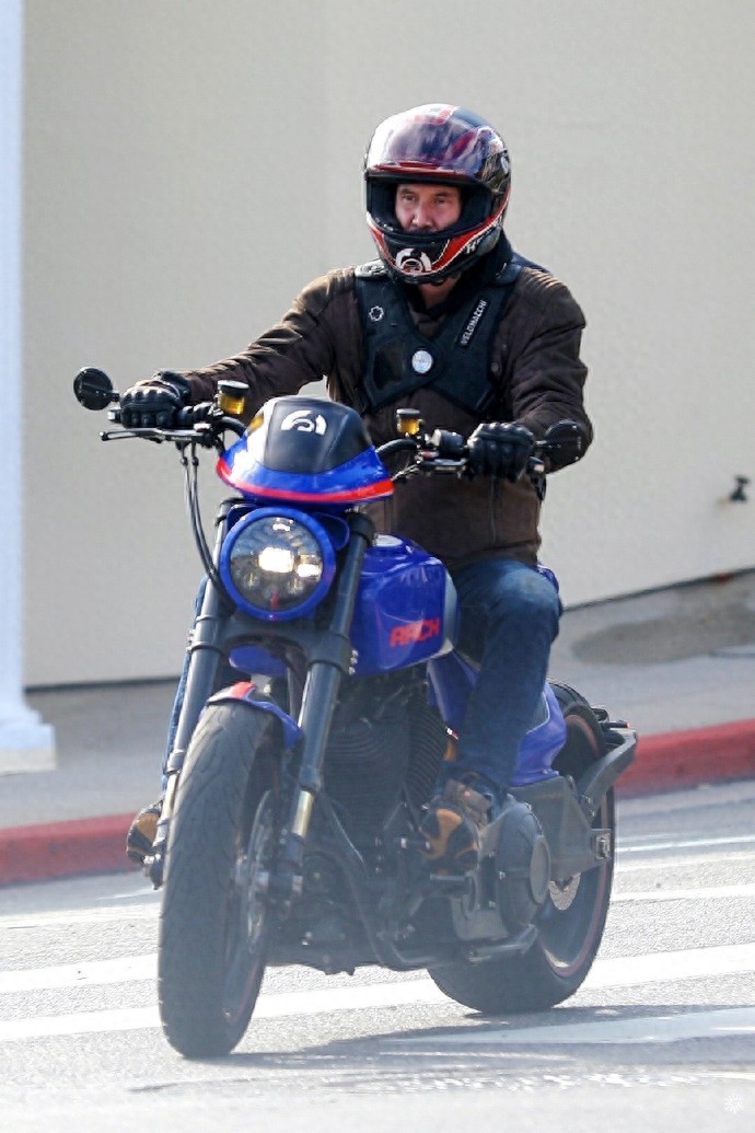 基努·里维斯新街拍，骑着一辆帅气的蓝色机车，演绎机车大叔