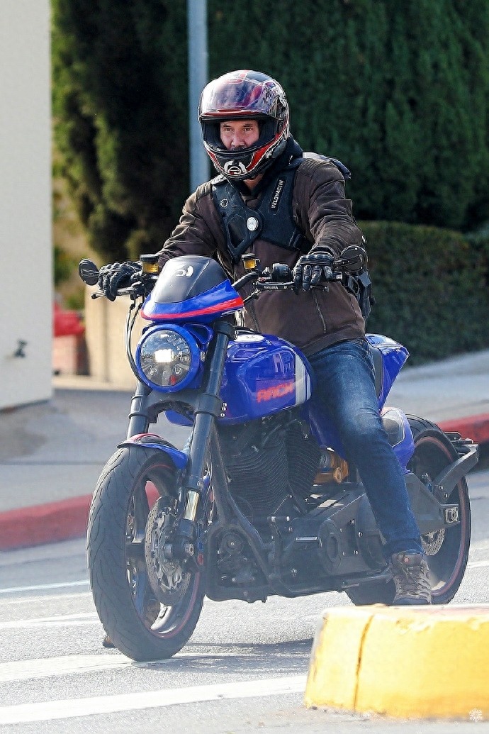 基努·里维斯新街拍，骑着一辆帅气的蓝色机车，演绎机车大叔