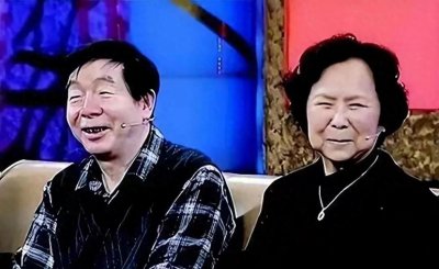 ​带三个娃嫁给小14岁的丈夫，她病逝七年后丈夫王崇秋做法令人感动