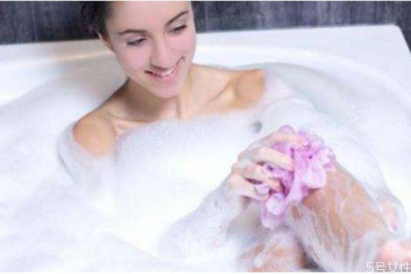 天天洗澡皮肤会变白吗 怎样洗澡能够美白 天天洗澡皮肤会变白吗 怎样洗澡能够美白