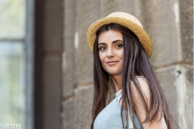 ​用盐水洗脸可以收缩毛孔吗 这样用盐水洗脸最干净