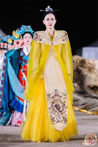 ​司珂华受邀为敦煌“缂丝华服”走秀，助力非遗文化推广