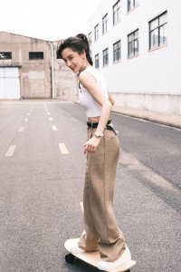 ​杨颖穿4000元肚兜勒出赘肉，露蛮腰玩滑板，身材凹凸少女感十足