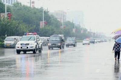 ​警察出动时为什么要鸣笛，难道不会暴露给歹徒吗？