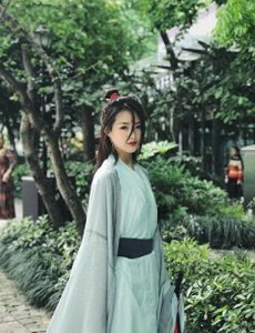 ​抖音美好奇妙夜开启！主播晨妍一袭青衫现身直播间