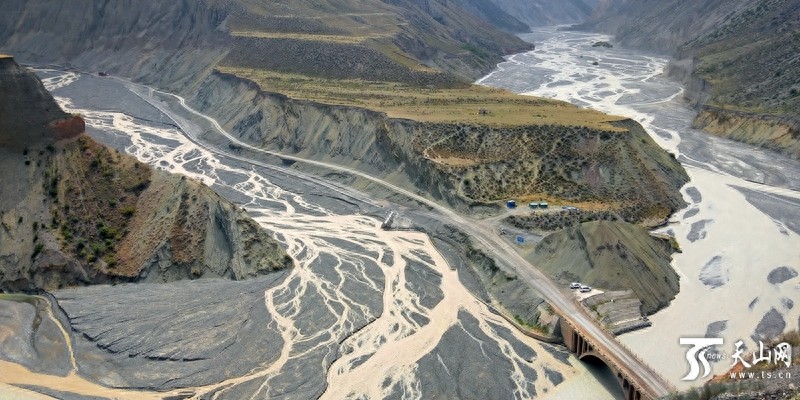 深入安集海大峡谷 一览鬼斧神工之美