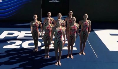 ​第二金！中国八朵金花完美绽放，现场中国观众高举国旗，解说哽咽