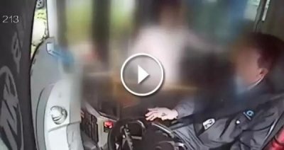 ​气愤！女子质疑车费贵了1元，当场撕扯小国旗，还掌掴公交司机