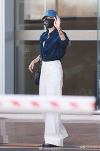 ​杨幂最新的机场穿搭合集分享！