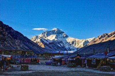 ​他拍下5200米的珠峰大本营，这是普通人的终点，却是攀登者的起点