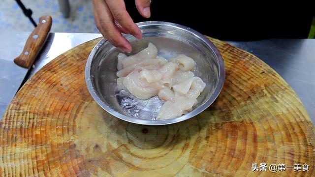 鱼片的做法家常菜（厨师长分教你炒鱼片的家常做法）(3)