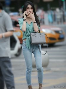 ​绿衣服搭配什么裤子（绿衬衫和牛仔裤的搭配好看吗）