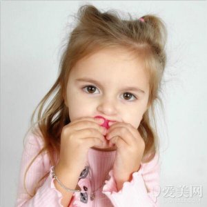 ​儿童美式发型女孩扎头发（精选欧美女童扎法发型）