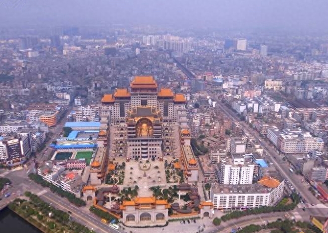 广西玉林云天宫:我国最大的单体艺术宫殿,到底是谁建的?